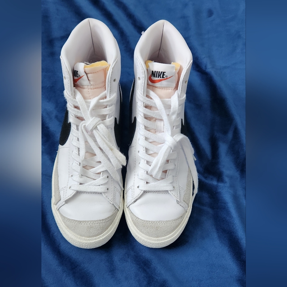 Nike blazer mid 77 vintage white and black.  Size:7.5